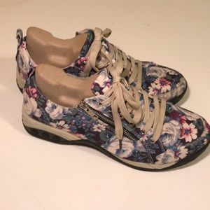 LIKE NEW,  Women’s THERAFIT Side zip casual shoe